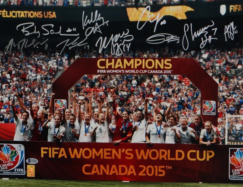 Signed USWNT 16x20 World Cup Trophy Photo Beckett Silver (1 of 9)