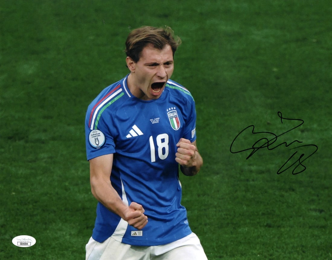Nicolo Barella Autographed 11x14 Inter Milan Photo JSA Certified: Nicolo Barella Autographed 11x14 Inter Milan Photo JSA Certified Celebrate Nicolo Barella's passion with this authentic autographed 11X14 photo capturing his iconic fist pump during a match with Inter
