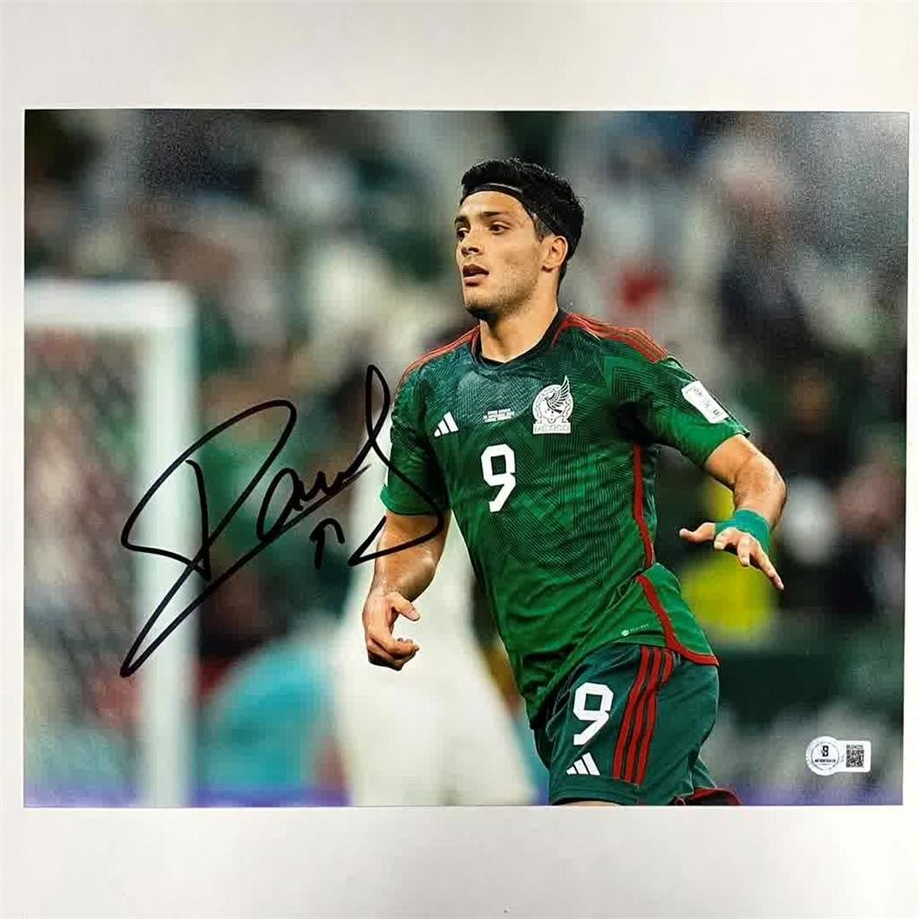 Team Mexico 11x14 photo autographed by Raul Jimenez Beckett authenticated: Team Mexico 11x14 photo autographed by Raul Jimenez Beckett authenticated This 11x14 photograph features the autograph of Raul Jimenez, a renowned soccer player for Team Mexico. The signature has been