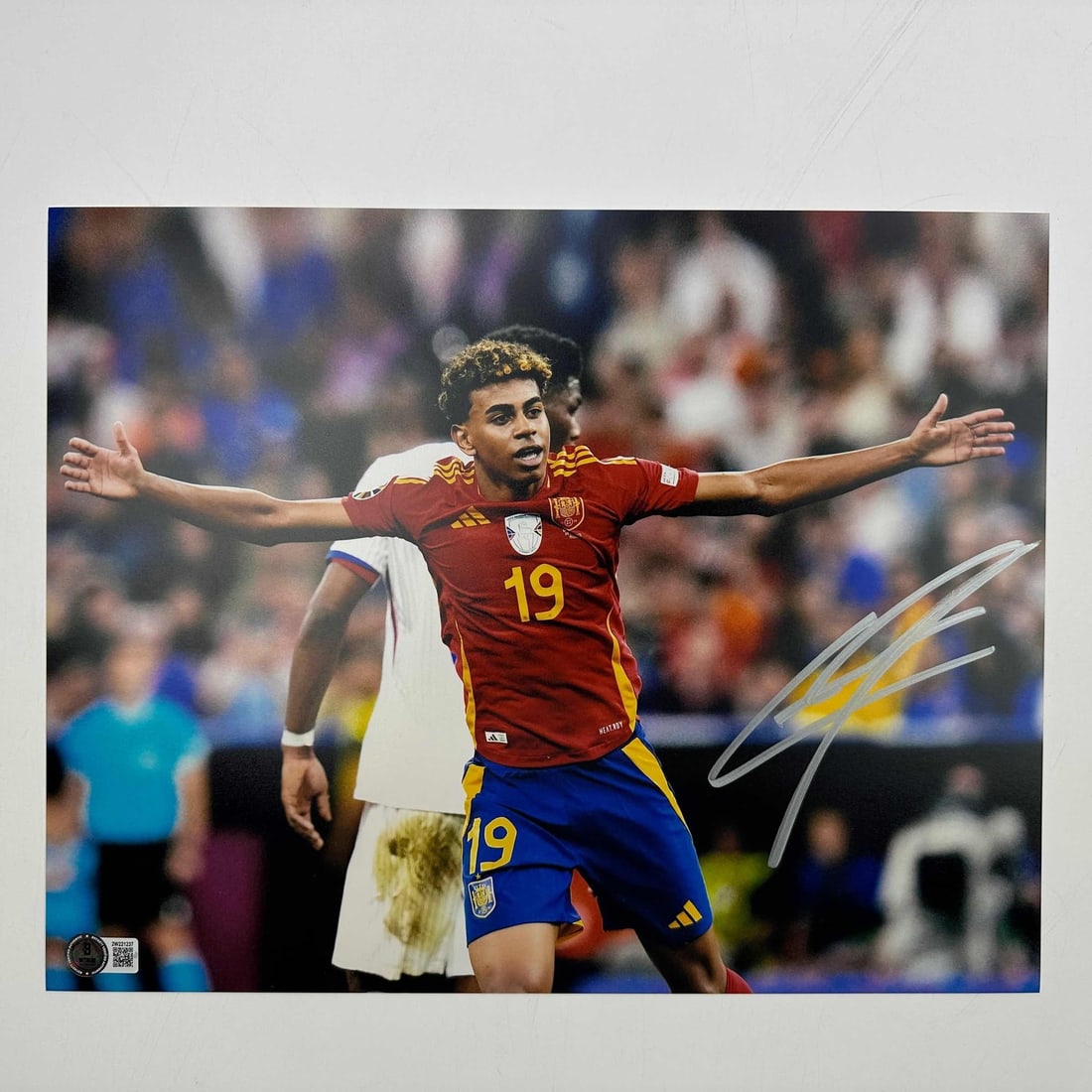 Lamine Yamal Autographed Spain Soccer Photo 11x14 Beckett COA: Lamine Yamal Autographed Spain Soccer Photo 11x14 Beckett COA This is an authentic autographed 11x14 soccer photo of Lamine Yamal, featuring his signature. The item comes with verification from Becket
