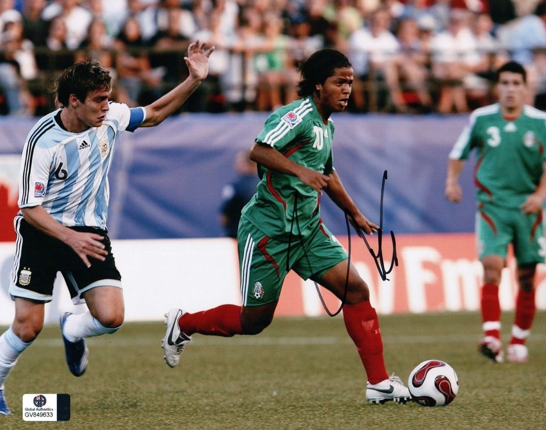 Giovani dos Santos Autographed 8X10 Photo LA Galaxy GAI Certified: Giovani dos Santos Autographed 8X10 Photo LA Galaxy GAI Certified This is an original 8X10 action photo signed by Giovani dos Santos, a renowned soccer player who played for the Los Angeles Galaxy and