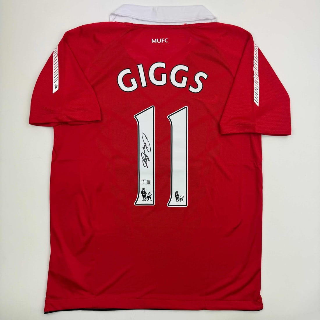 Ryan Giggs Autographed Manchester United Red Jersey Beckett COA: Ryan Giggs Autographed Manchester United Red Jersey Beckett COA This is an original autographed Ryan Giggs Manchester United red jersey, authenticated by Beckett Grading Services (BAS). The jersey fea