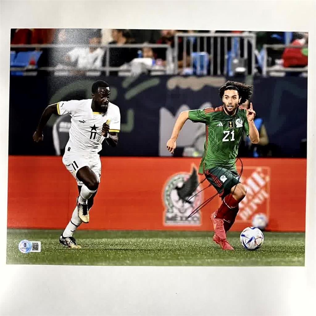 Cesar Huerta autographed Mexico soccer 11x14 photograph Beckett authenticated: Cesar Huerta autographed Mexico soccer 11x14 photograph Beckett authenticated This is an original 11x14 photo featuring Team Mexico, personally signed by Cesar Huerta. The autograph has been authentic