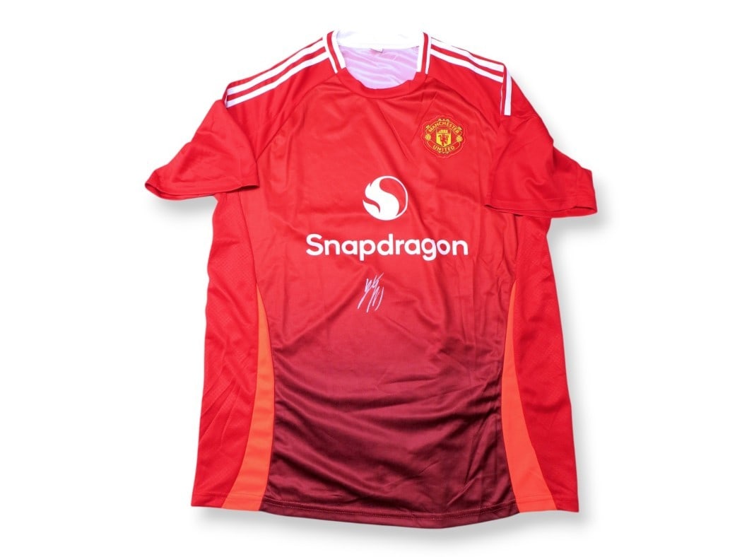Leny Yoro Autographed Manchester United Soccer Jersey Beckett Authenticated: Leny Yoro Autographed Manchester United Soccer Jersey Beckett Authenticated This authentic Manchester United soccer jersey is signed by player Leny Yoro, making it a unique collectible for fans. The j