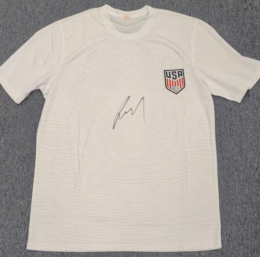 Gio Giovanni Reyna Signed USA Soccer Jersey Beckett Authenticated: Gio Giovanni Reyna Signed USA Soccer Jersey Beckett Authenticated This authentic Team USA soccer jersey is signed by Gio Giovanni Reyna, showcasing his autograph with Beckett Authentication Services (