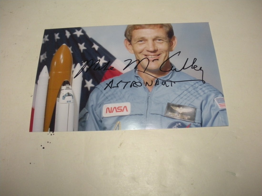 Michael McCulley Signed NASA Astronaut 4x6 Photo With COA: Michael McCulley Signed NASA Astronaut 4x6 Photo With COA This is an original 4x6 photograph signed by NASA astronaut Michael McCulley, notable as the first submariner to travel to space. The item com