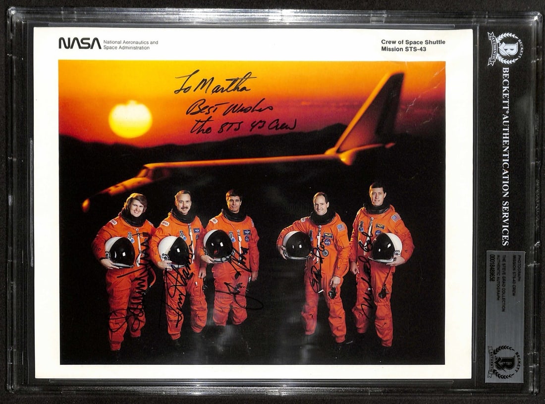 STS-43 NASA Space Shuttle Crew Signed Photo 8x10 BECKETT Authenticated: STS-43 NASA Space Shuttle Crew Signed Photo 8x10 BECKETT Authenticated This remarkable 8x10 photo captures the full crew of the STS-43 NASA Space Shuttle mission, featuring all five astronauts in stri