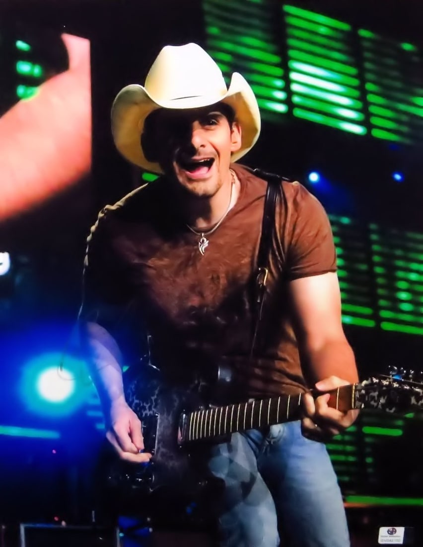 Brad Paisley Authenticated Signed 11x14 Stage Performance Photograph (1 of 2)