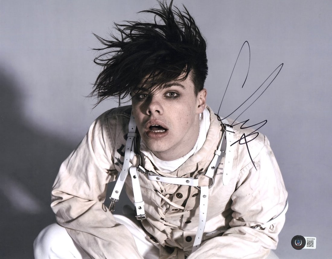 Yungblud Autographed 11x14 Photo Beckett Authentication: Yungblud Autographed 11x14 Photo Beckett Authentication This is an authentic Yungblud autographed 11x14 photograph, featuring a striking horizontal design depicting the artist in a straight jacket. Th