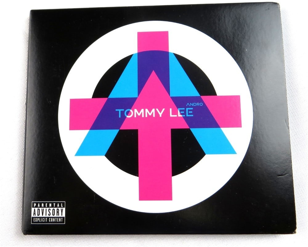 Tommy Lee Signed Autographed CD Cover Motley Crue JSA Authenticated: Tommy Lee Signed Autographed CD Cover Motley Crue JSA Authenticated This is a pre-owned CD cover autographed by Tommy Lee, the iconic drummer of Motley Crue. The item includes the original CD and book
