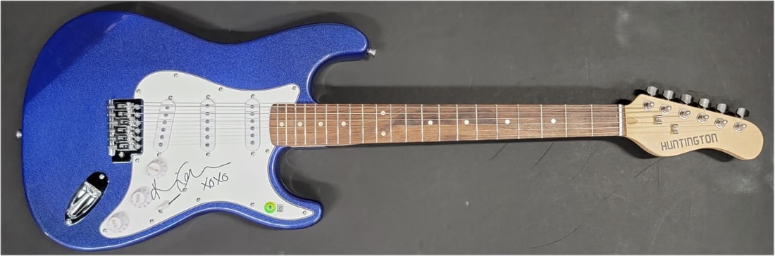 Kaia Gerber Autographed Electric Guitar Beckett Authenticated: Kaia Gerber Autographed Electric Guitar Beckett Authenticated This is an authentic electric guitar autographed by model and actress Kaia Gerber, renowned for her lineage as the daughter of supermodel 