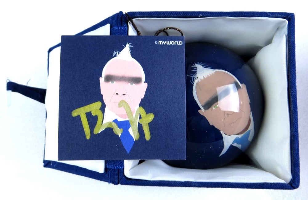 Robert Fripp Signed Ornament Tag Glass King Crimson Limited #/150 JSA: Robert Fripp Signed Ornament Tag Glass King Crimson Limited #/150 JSA This item features a signed ornament tag by Robert Fripp, the renowned musician from King Crimson. It includes a glass ornament an