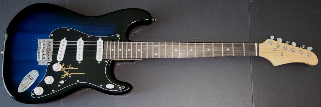 Linda Thompson Signed Electric Guitar Elvis Presley JSA Authenticated: Linda Thompson Signed Electric Guitar Elvis Presley JSA Authenticated This is an original electric guitar autographed by Linda Thompson. The signature has been authenticated by James Spence Authentica