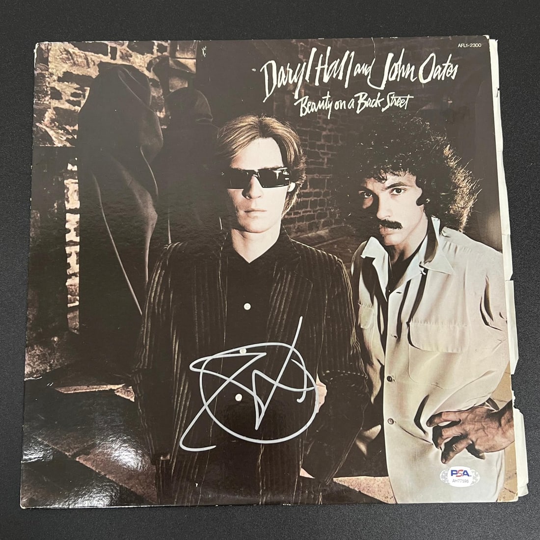 John Oates Autographed Beauty on a Back Street Vinyl PSA/DNA Certified: John Oates Autographed Beauty on a Back Street Vinyl PSA/DNA Certified This is an original vinyl record of 'Beauty on a Back Street' signed by John Oates. The autograph has been authenticated by PSA/D