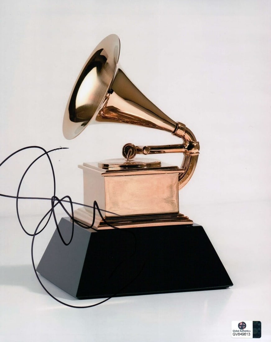 Gwen Stefani Autographed 8X10 Photo No Doubt GAI Authentication: Gwen Stefani Autographed 8X10 Photo No Doubt GAI Authentication This is an authentic, signed 8X10 photograph of Gwen Stefani, the iconic lead vocalist of No Doubt, celebrating her Grammy Award success