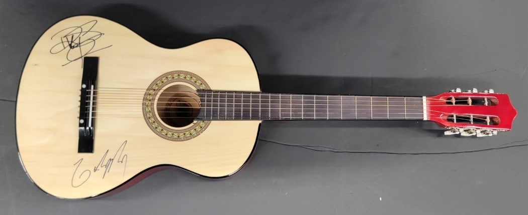 Rick Springfield Colin Hay Signed Acoustic Guitar JSA Authenticated: Rick Springfield Colin Hay Signed Acoustic Guitar JSA Authenticated This is a pre-owned acoustic guitar autographed by both Rick Springfield and Colin Hay, featuring verified authenticity by James Spe