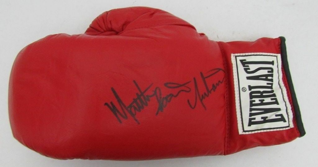 Matthew Saad Muhammad Signed Everlast Boxing Glove JSA Authenticated: Matthew Saad Muhammad Signed Everlast Boxing Glove JSA Authenticated This is a signed Matthew Saad Muhammad Everlast boxing glove, a must-have for boxing enthusiasts and collectors. The glove is hand-
