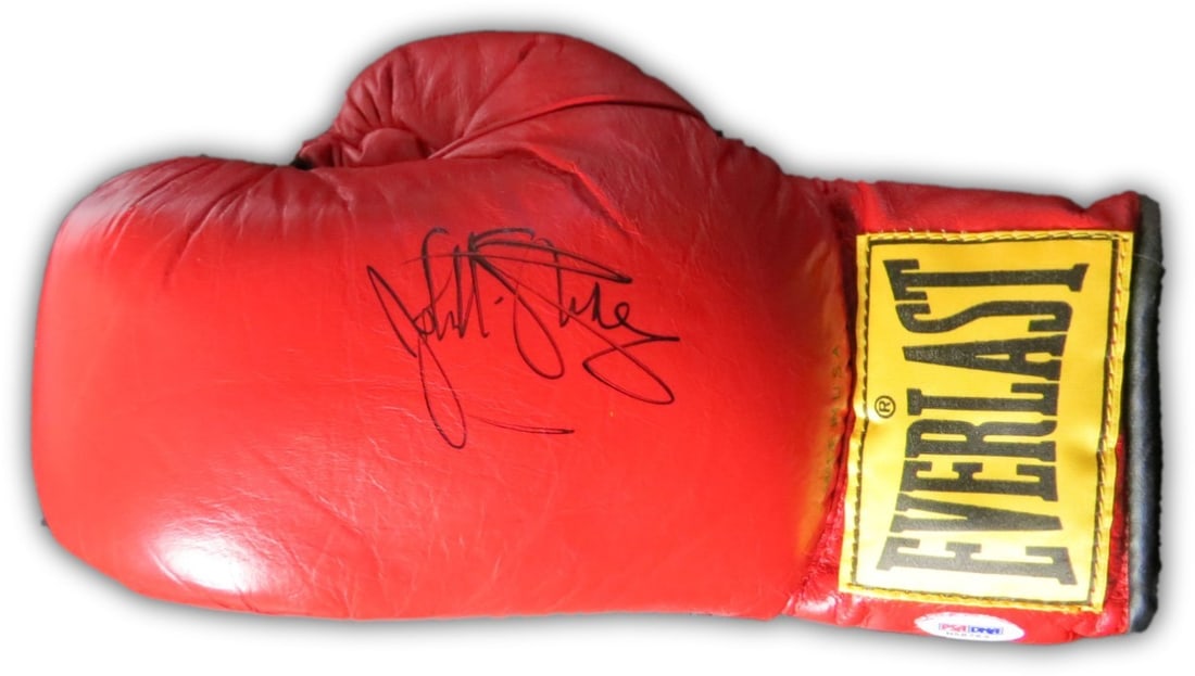Everlast Boxing Glove Signed by John Stracey PSA/DNA Authenticated: Everlast Boxing Glove Signed by John Stracey PSA/DNA Authenticated This Everlast boxing glove is hand-signed by John Stracey, a renowned figure in the sport of boxing. The autograph has been authentic