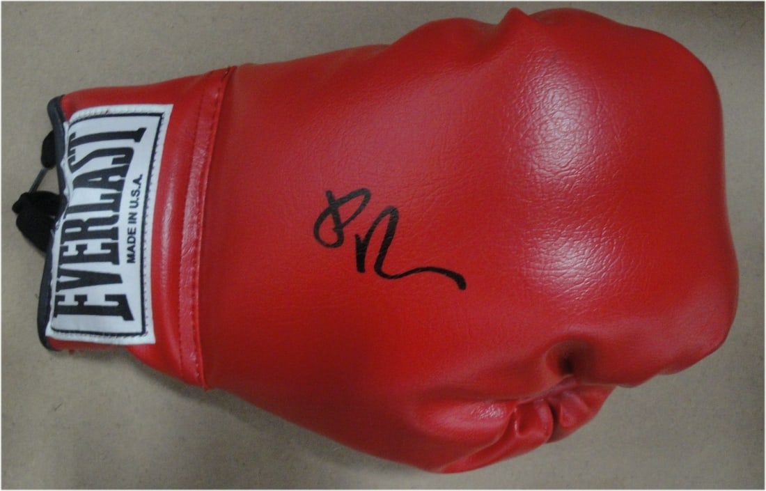 Boxing Glove Personally Signed by Edgar Ramirez with Authentication: Boxing Glove Personally Signed by Edgar Ramirez with Authentication This is an original boxing glove hand signed by Edgar Ramirez. The glove was obtained at a premiere event in the United States and i