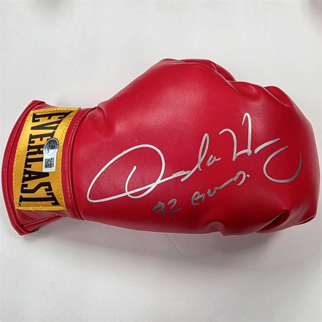 Small Everlast Boxing Glove Autographed by Oscar De La Hoya BAS Authenticated: Small Everlast Boxing Glove Autographed by Oscar De La Hoya BAS Authenticated This is a pre-owned Everlast boxing glove, size small, signed by Oscar De La Hoya with the inscription "92 Gold." The auto