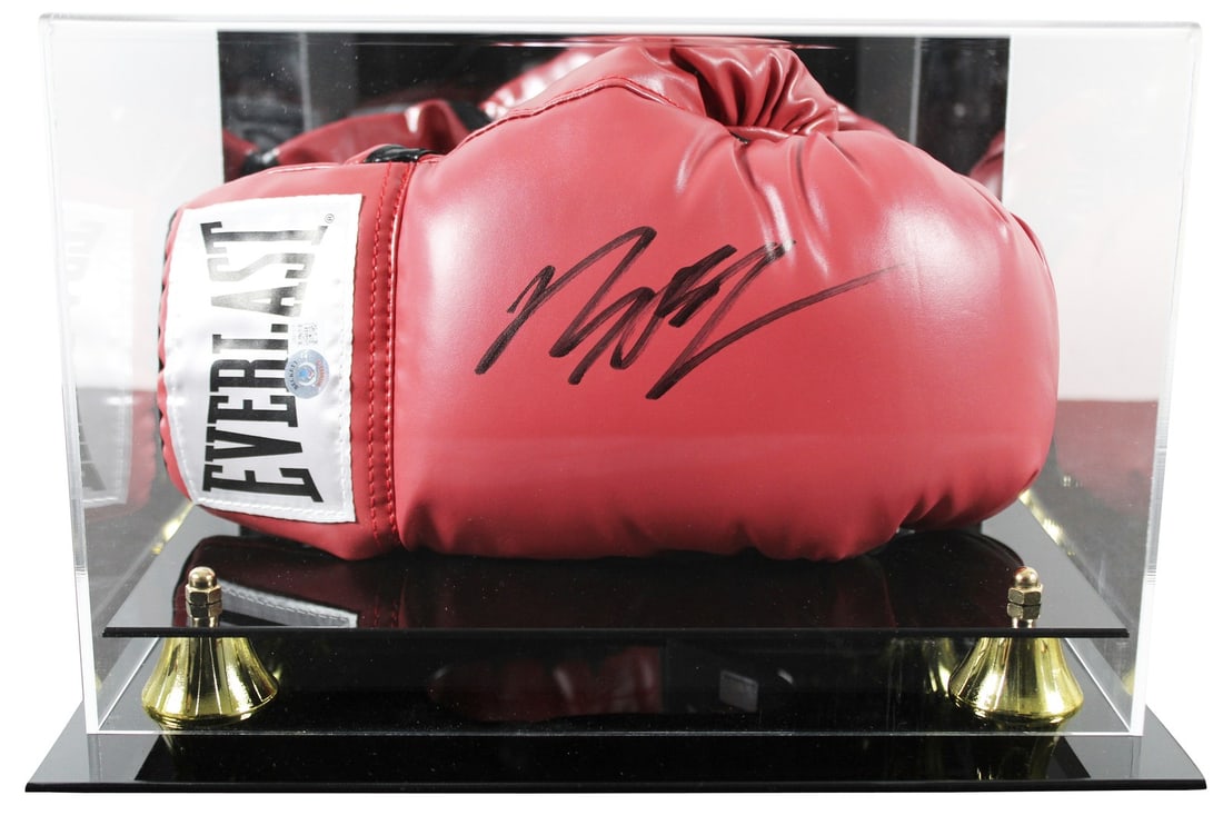 Michael B. Jordan Signed Red Everlast Boxing Glove in Display Case Beckett Witness: Michael B. Jordan Signed Red Everlast Boxing Glove in Display Case Beckett Witness This is a right hand red Everlast boxing glove personally signed by Michael B. Jordan, star of the movie Creed. The g