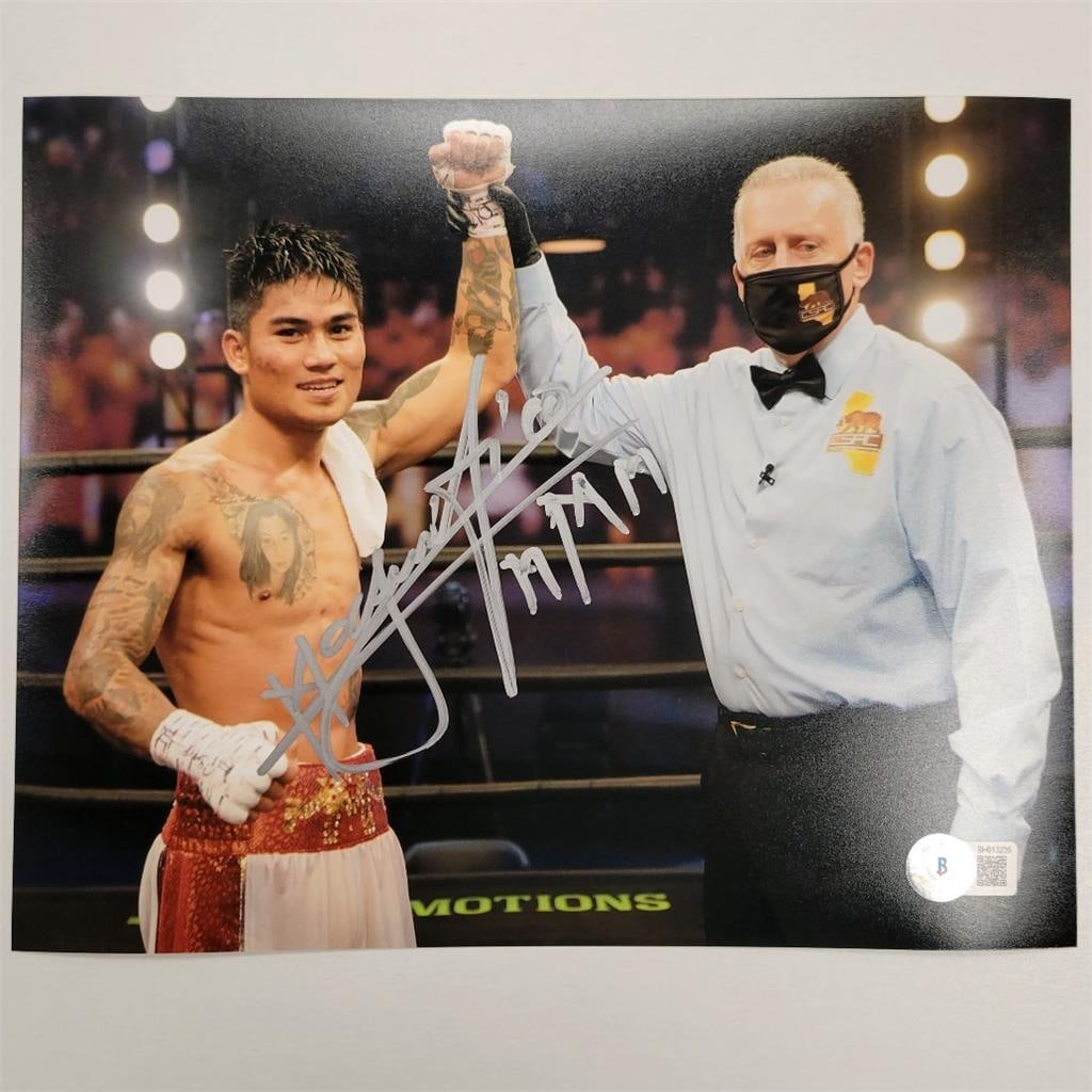 Mark Magsayo autographed 8x10 boxing photo with Beckett hologram authentication: Mark Magsayo autographed 8x10 boxing photo with Beckett hologram authentication This is an original 8x10 inch boxing photo signed by Mark Magsayo. The autograph is authenticated with a Beckett BAS Hol