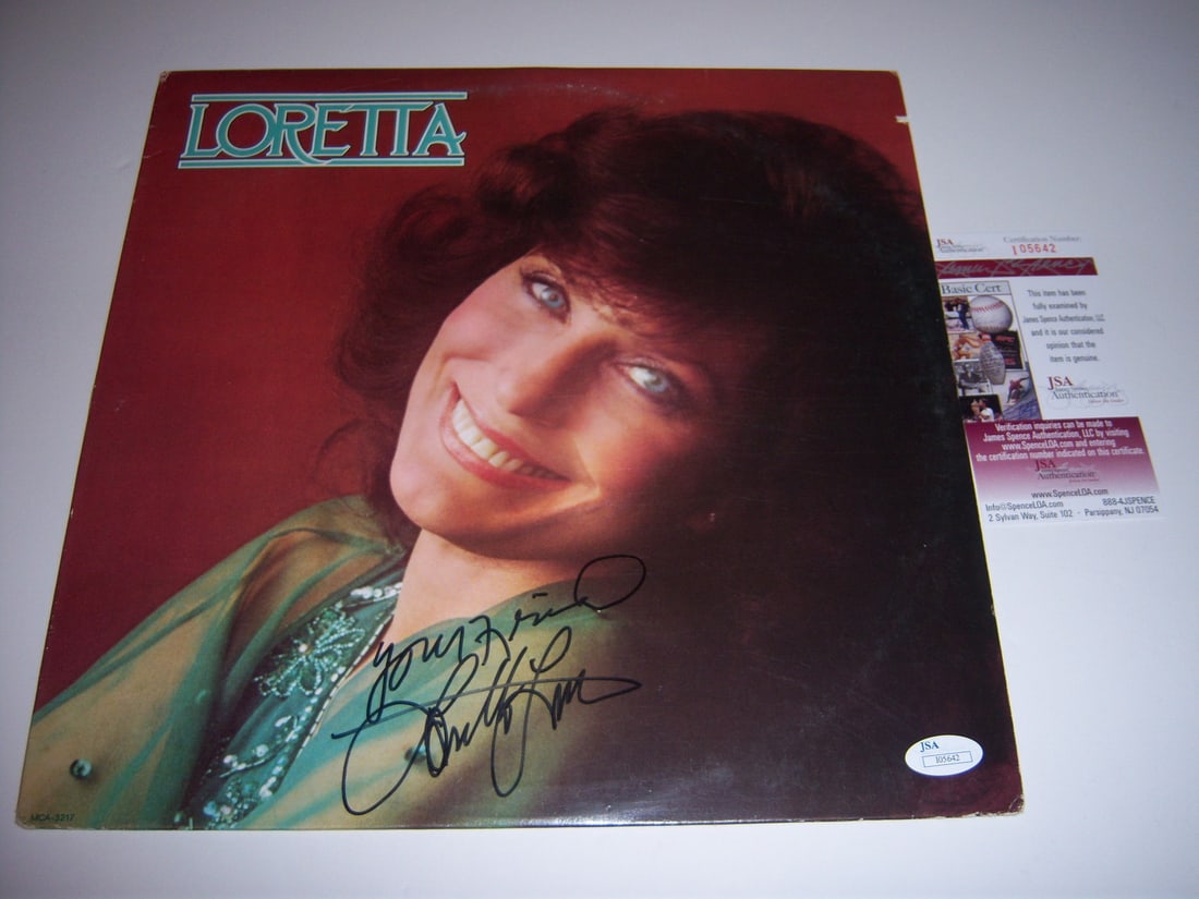 Loretta Lynn Signed LP Album JSA COA: Loretta Lynn Signed LP Album JSA COA This is an original LP record album signed by Loretta Lynn. The album originates from the United States and is in pre-owned condition. It is accompanied by JSA/COA