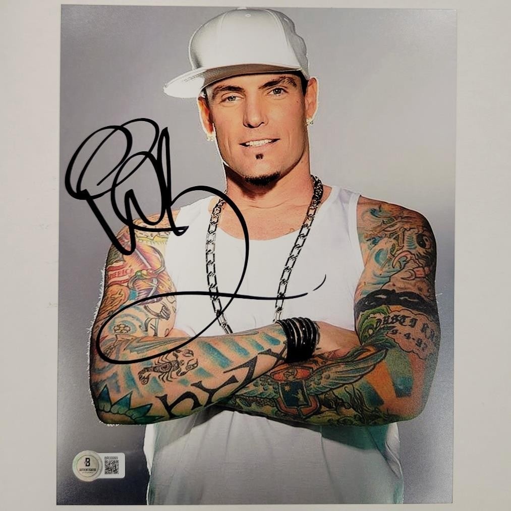 Vanilla Ice autographed 8x10 photograph authenticated by Beckett: Vanilla Ice autographed 8x10 photograph authenticated by Beckett This 8x10 photo features the signature of Vanilla Ice, the well-known rap artist. The autograph has been authenticated by Beckett and t