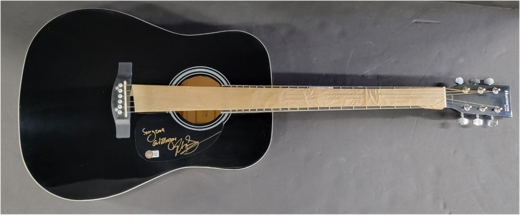 Ruben Studdard Autographed Acoustic Guitar with Beckett Authentication: Ruben Studdard Autographed Acoustic Guitar with Beckett Authentication This is a pre-owned acoustic guitar hand signed by Ruben Studdard, featuring a heartfelt inscription "Sorry 2004 God Bless You." 