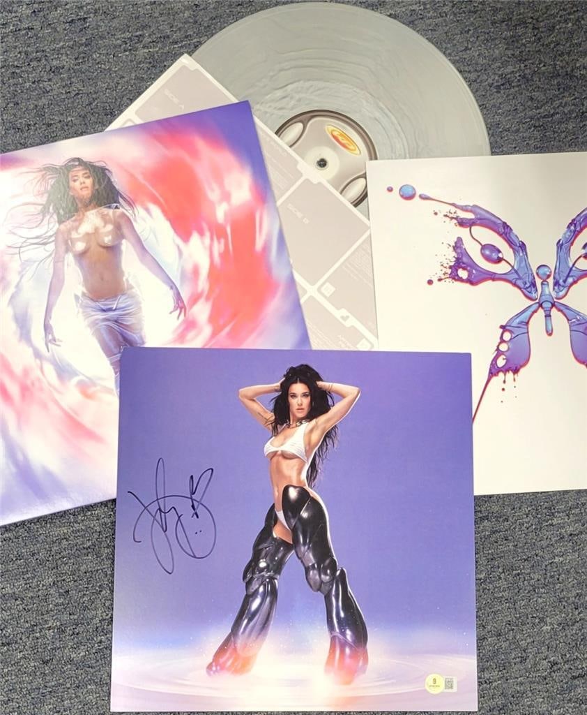 Katy Perry autographed 12x12 inch 143 album insert with vinyl Beckett authenticated: Katy Perry autographed 12x12 inch 143 album insert with vinyl Beckett authenticated This is an original 12x12 inch vinyl album insert with disc, autographed by Katy Perry. The autograph is authenticat