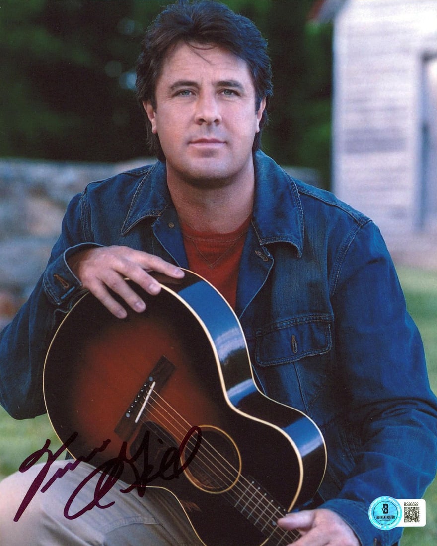 Vince Gill Signed 8x10 Photo Country Musician BAS Authentic: Vince Gill Signed 8x10 Photo Country Musician BAS Authentic This authentic 8x10 vertical photograph features the signature of Vince Gill, a renowned country musician. The photo is personally signed an