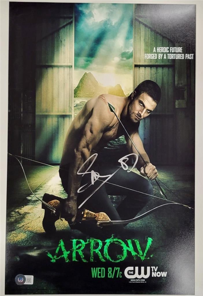 Stephen Amell Autographed Arrow 11x17 Photo Poster Beckett Certified: Stephen Amell Autographed Arrow 11x17 Photo Poster Beckett Certified This is an original 11x17 photo poster featuring Stephen Amell, known for his role in the series Arrow. The poster is signed by Ste