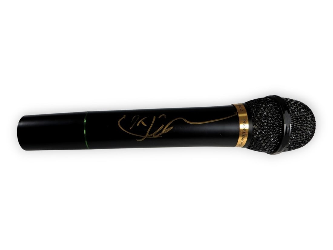 Chase Sui Wonders Autographed Microphone JSA Authentication: Chase Sui Wonders Autographed Microphone JSA Authentication This is an autographed microphone signed by Chase Sui Wonders, offering a unique collectible for fans and enthusiasts. The autograph has bee