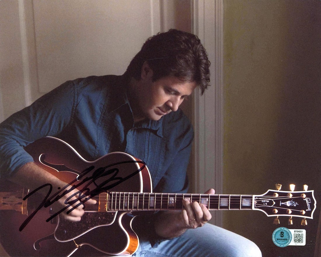 Vince Gill Signed 8x10 Photo Country Musician Beckett Authenticated (1 of 1)