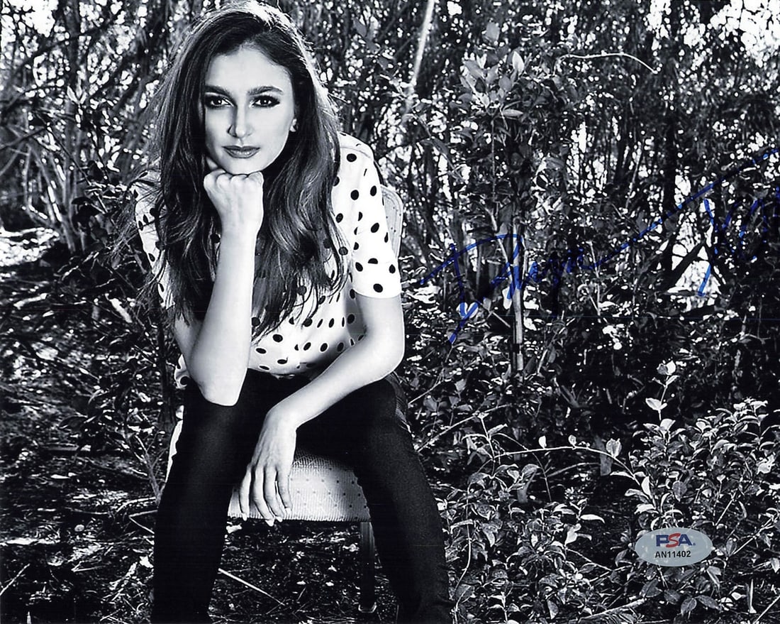 Daya Autographed 8x10 Photo PSA/DNA Certified Original: Daya Autographed 8x10 Photo PSA/DNA Certified Original This is an original 8x10 photograph signed by the talented singer Daya. The autograph has been authenticated by PSA/DNA, ensuring its authenticit