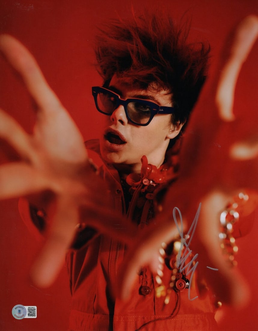 Yungblud Autographed 11X14 Photo Red Hands Beckett Authenticated: Yungblud Autographed 11X14 Photo Red Hands Beckett Authenticated This is an original, autographed 11X14 photograph of Yungblud, featuring his signature authenticated by Beckett Authentication Services