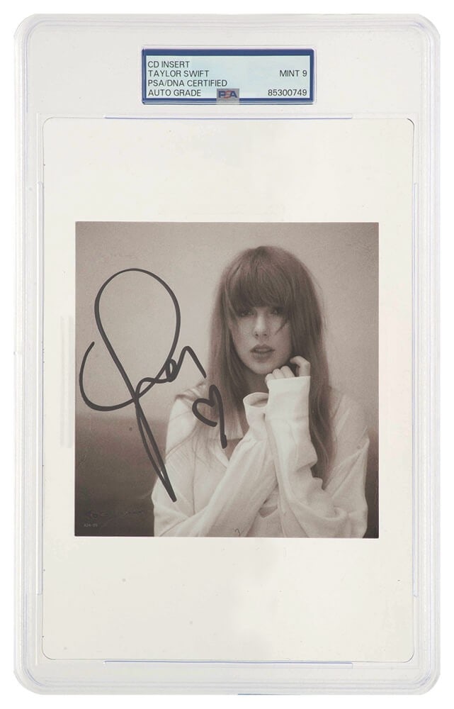 Taylor Swift Signed 5x5 CD Insert with Heart PSA Auto 9: Taylor Swift Signed 5x5 CD Insert with Heart PSA Auto 9 This unique item features a signed CD insert from Taylor Swift's "The Tortured Poets Department," measuring 5x5 inches, accompanied by a charmin