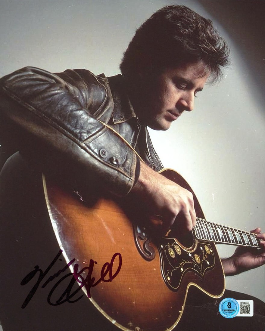 Signed 8x10 Photograph Vince Gill Beckett Authenticated Country Music Autograph: Signed 8x10 Photograph Vince Gill Beckett Authenticated Country Music Autograph This 8x10 vertical photograph has been personally signed by Vince Gill, the renowned country musician. The autograph has