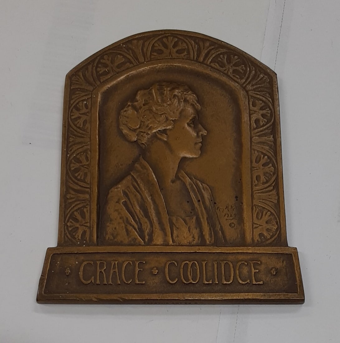 Grace Coolidge 1924 Bronze Medal 2 5/8 x 3 Inch Medallic Art Company: Grace Coolidge 1924 Bronze Medal 2 5/8 x 3 Inch Medallic Art Company This is a 1924 vintage bronze medal featuring Grace Coolidge, produced by Medallic Art Co. The medal measures 2 5/8 x 3 inches and 