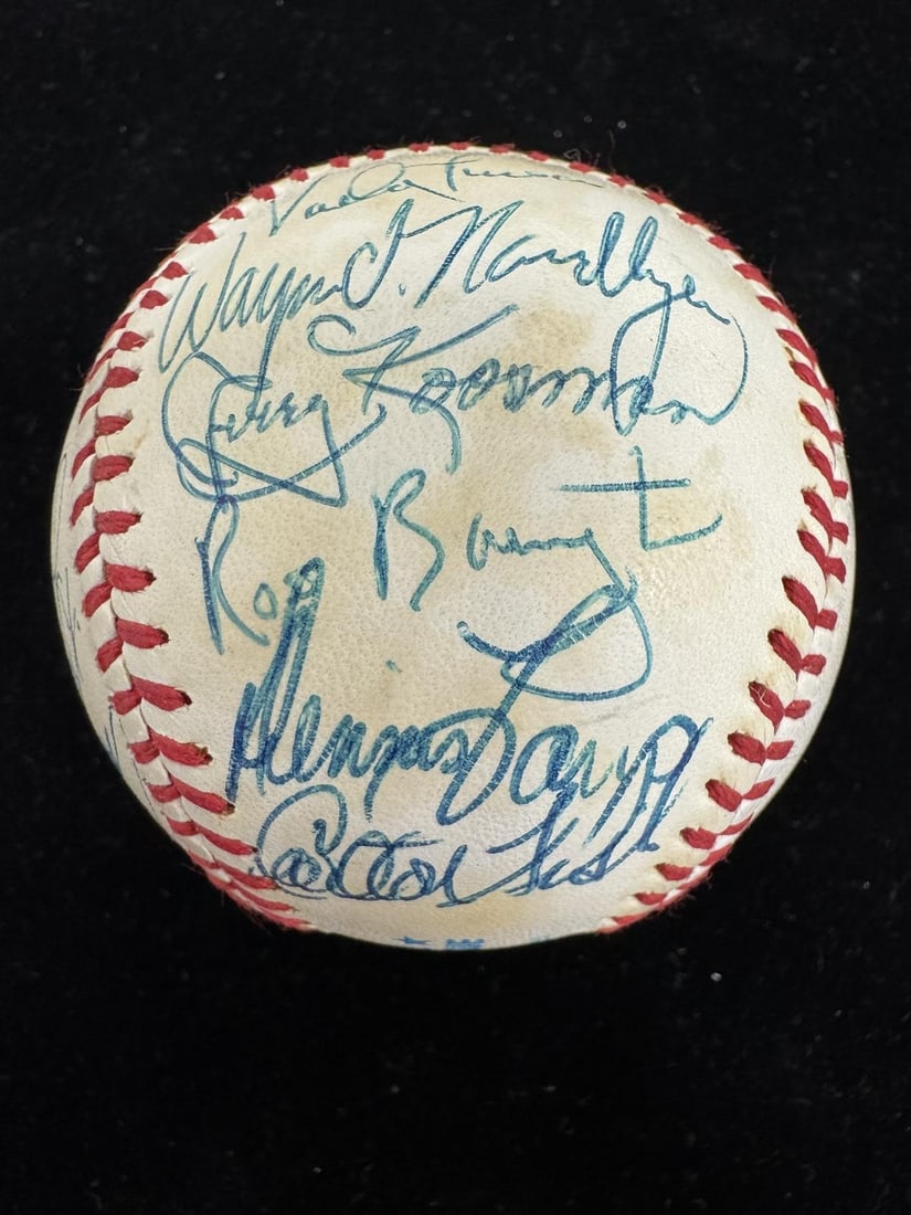 1986 White Sox autographed baseball 24 signatures Beckett LOA: 1986 White Sox autographed baseball 24 signatures Beckett LOA This is a team-signed baseball featuring 24 signatures from members of the 1986 Chicago White Sox. The baseball is authenticated by Becket