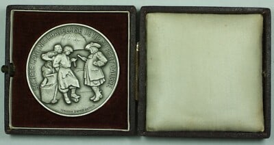 Neuchatel Swiss silver shooting medal in original case 50mm: Neuchatel Swiss silver shooting medal in original case 50mm This is a silver Swiss shooting medal from Neuchatel, Switzerland, designated as R1021b. The medal is crafted in silver, has a diameter of 5