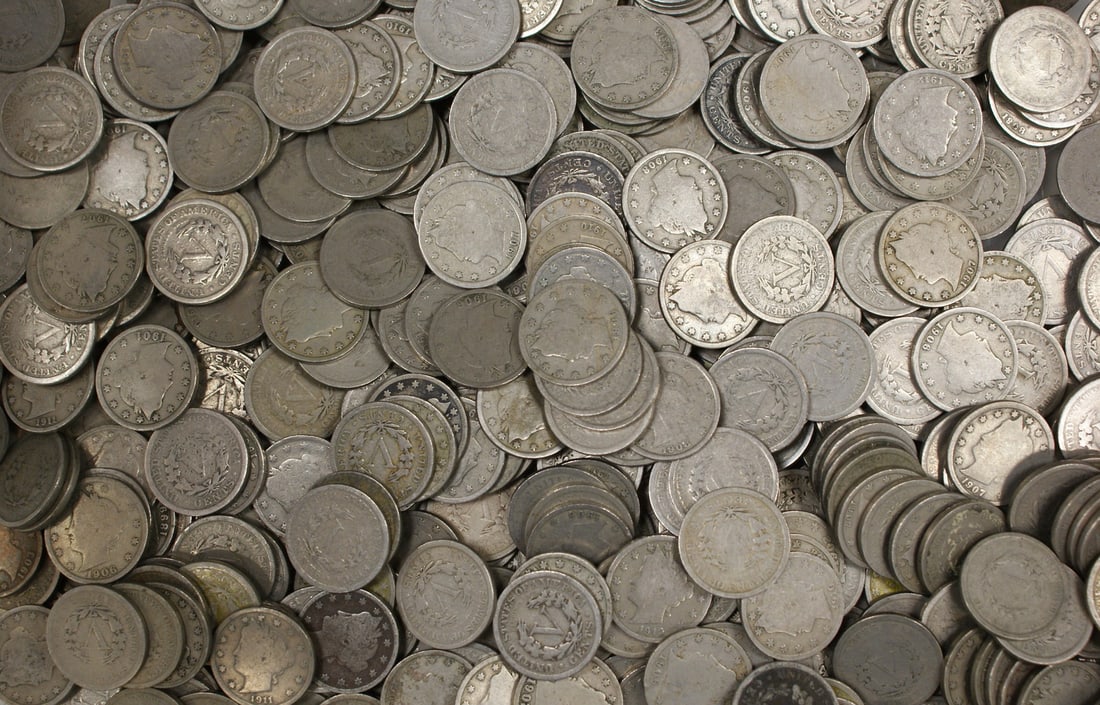 Roll of 40 Liberty Head V Nickels Mixed Dates 1883-1912: Roll of 40 Liberty Head V Nickels Mixed Dates 1883-1912 This lot consists of one roll containing 40 circulated Liberty Head 'V' Nickels from the United States, dated between 1883 and 1912. The coins a