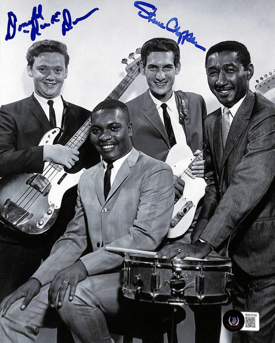 Beckett Authenticated 8x10 Photo Signed by Cropper and Dunn: Beckett Authenticated 8x10 Photo Signed by Cropper and Dunn This 8x10 black-and-white photograph features the signatures of legendary musicians Steve Cropper and Donald "Duck" Dunn, both renowned for 