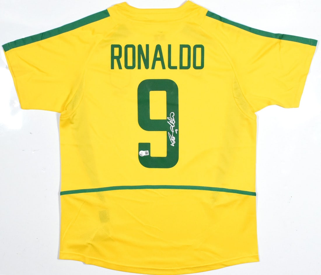 Brazil Ronaldo Signed Home Jersey #9 Beckett Holo: Brazil Ronaldo Signed Home Jersey #9 Beckett Holo This is a Brazil home soccer jersey featuring the number 9, autographed by Ronaldo. The jersey is an original item and comes in pre-owned condition. I