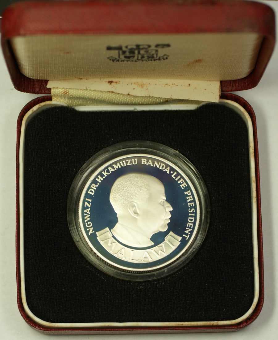 1975 Malawi 10 Kawacha Proof Commemorative Coin in Original Government Packaging: 1975 Malawi 10 Kawacha Proof Commemorative Coin in Original Government Packaging This is a 1975 Malawi Reserve Bank 10th Anniversary 10 Kawacha commemorative proof coin. The coin remains uncirculated 