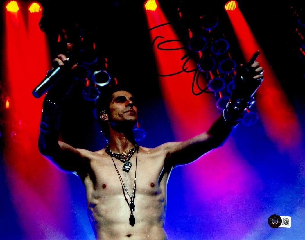 Perry Farrell Autographed 11x14 Photo Jane's Addiction Beckett Authenticated: Perry Farrell Autographed 11x14 Photo Jane's Addiction Beckett Authenticated This is an original 11x14 photograph of Perry Farrell, the iconic singer of Jane's Addiction, personally signed by him. The