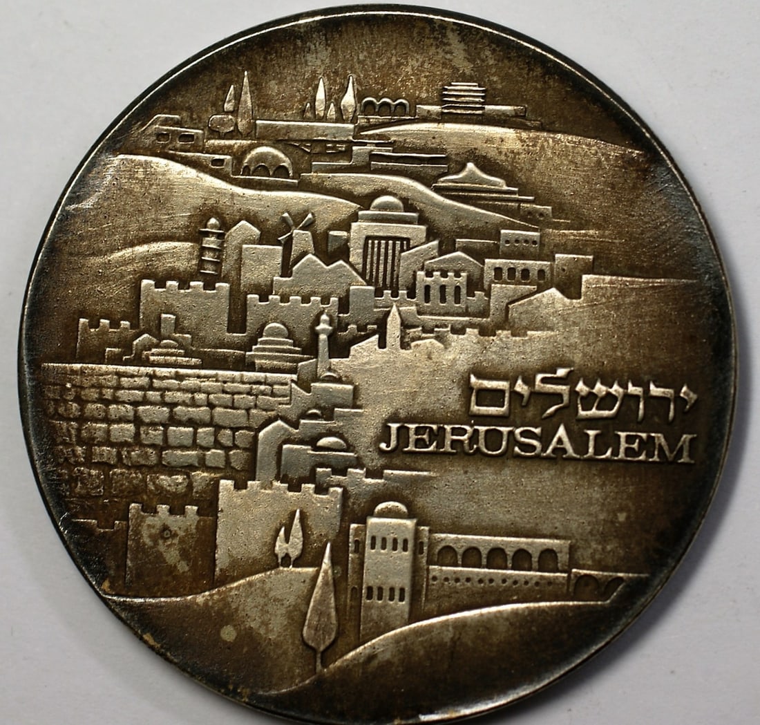 1971 Israel .935 Silver Jerusalem Knesset Medal 58MM in Mint Box: 1971 Israel .935 Silver Jerusalem Knesset Medal 58MM in Mint Box This 1971 Israel Jerusalem/The Knesset medal is crafted from .935 fine silver and has a diameter of 58mm. The medal is uncirculated and