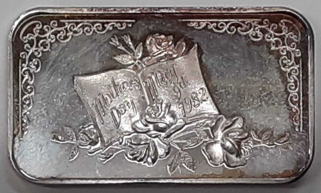1 Troy Ounce 999 Silver Bar Mothers Day 1982 Dahlonega Mint SB 161: 1 Troy Ounce 999 Silver Bar Mothers Day 1982 Dahlonega Mint SB 161 This is a Dahlonega Mint 1 troy ounce silver bar, composed of .999 fine silver. Issued in 1982 to celebrate Mother's Day, the bar fea