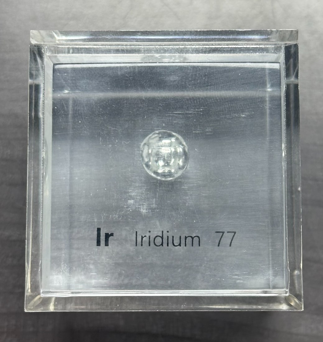 10g Iridium Spherical Sample Encased in 10mm Acrylic Display Cube With Receipt: 10g Iridium Spherical Sample Encased in 10mm Acrylic Display Cube With Receipt This item features a 10 gram iridium bead with a fineness of 0.999, encased in a 10mm Lucite acrylic cube. The bead is un