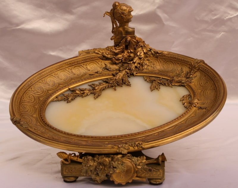 Rare 19th Century French Bronze Onyx Card Holder Centerpiece: Rare 19th Century French Bronze Onyx Card Holder Centerpiece This exquisite 19th century French centerpiece or card holder is crafted from bronze and onyx, showcasing remarkable detail and craftsmansh